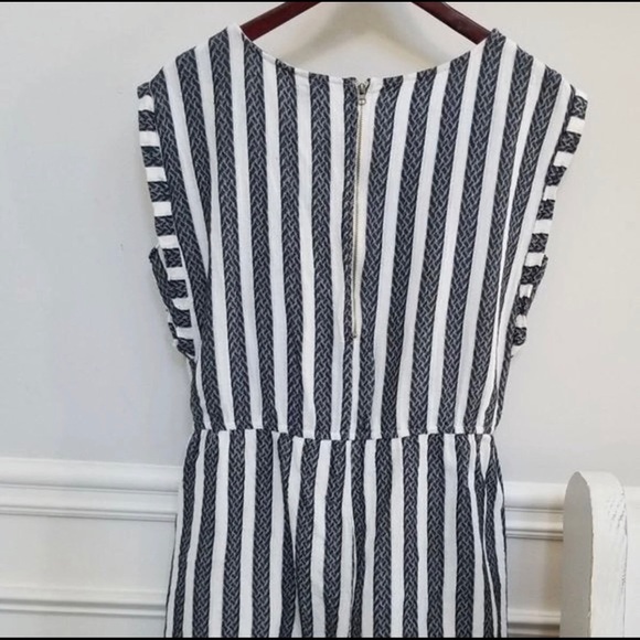 Adorable striped romper with side pockets!!! - Picture 4 of 6
